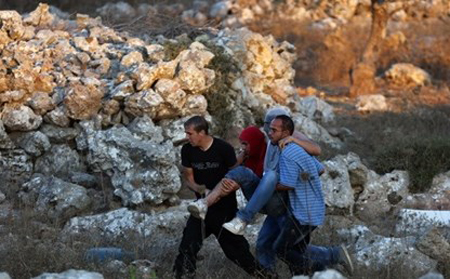 Chuyển người biểu tình Palestine bị thương trong xung đột với lực lượng an ninh Israel tại Silwad, gần Ramallah, Khu Bờ Tây ngày 22/8.